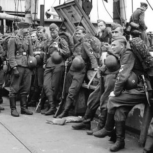 Suomalaisia SS-sotilaita Warthe-laivan kannella paluumatkalla Tallinnasta Hankoon