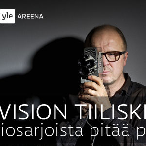 JP Pulkkinen filmikameran kanssa