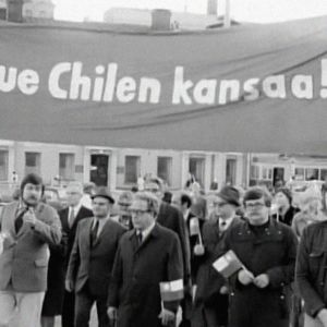 Chile-aiheinen mielenosoitus Helsingin Senaatintorilla vuonna 1974.
