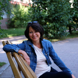 Monica Groop sitter på en parkbänk.