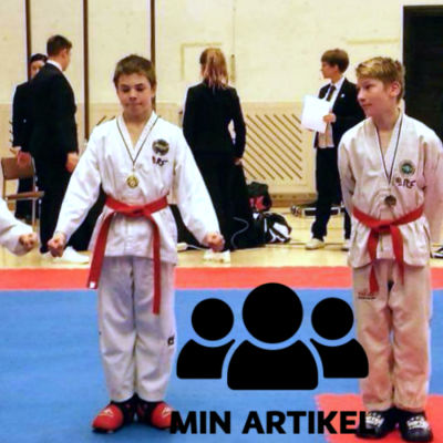Tre taekwondokillar står bredvid varandra. Arseny Ignatiev i mitten.
