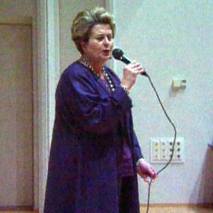 Riitta Uosukainen laulaa karaokea.