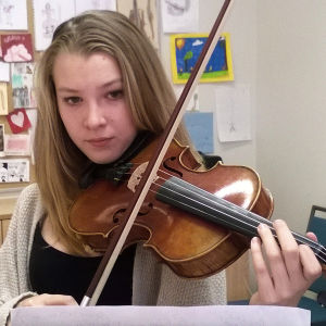 Mikaela Railo soittaa viulua