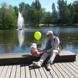 Ari Numminen lapsenlapsensa kanssa Tampereen Sorsapuistossa.