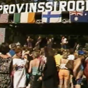 Yleisöä Provinssirockin lavan edessä 1985.