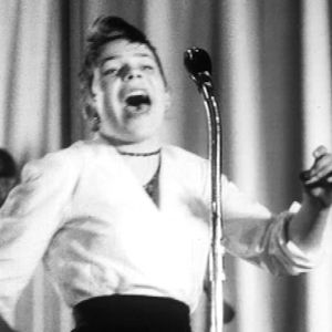 Sirkka Suojoki Suomen Elvis Presley -kilpailussa Helsingin työväentalolla.