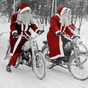 Kuvassa on Helsingin talouskaupan mainoskulkue, jossa joulupukit ajavat Solifer-mopoilla 1960-luvulla.
