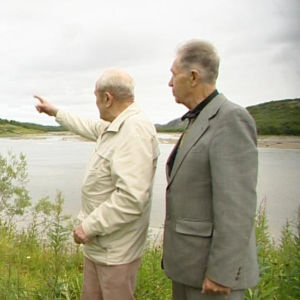 Miehet katselevat maisemia.