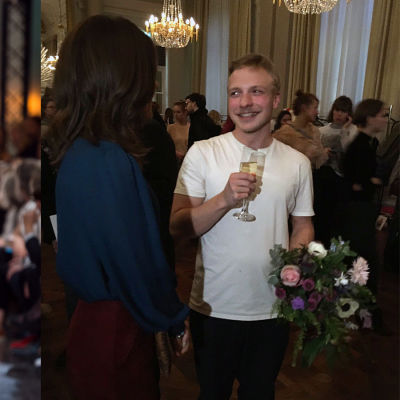 Till vänster en man med beige byxor och en blå jacka (Axels design). Till höger Axel på en fest. Han håller i blommor och ett glas mousserande vin. 