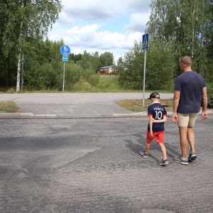 mies ja poika suojatiellä