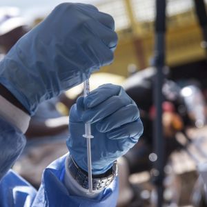WHO:n työntekijä jakoi kokeellisia ebola-rokotuksia toukokuussa 2018 Mbandakassa Kongossa. 