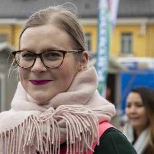 Keskustan eduskuntavaaliehdokas Eeva Kärkkäinen vaalitapahtumassa.