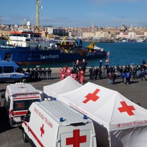 Sea-Watch 3 alus saapumassa Italialaiseen stamaan välimereltä pelastettuja pakolaisiaan mukana tammikuussa 2019.
