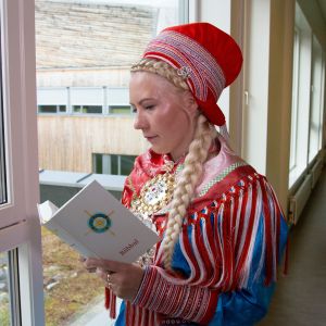 Nainen lukee pohjoissaameksi käännettyä Raamattua, Biibbalia.