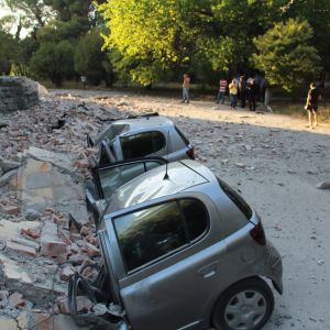 Maanjäristyksen aiheuttamia tuhoja Tiranassa, Albaniassa.