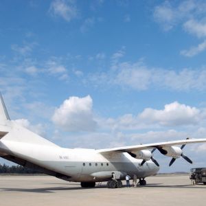 Kuvituskuva. Kuvan Antonov 12 -lentokone on samaa mallia kuin Sudanissa pudonnut kone.