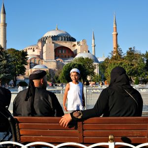 Muslimiperhe Hagia Sofian ulkopuolella 22. heinäkuuta.