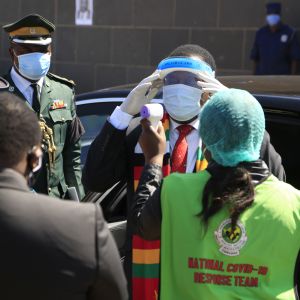 Ruumiinlämpöä mitataan presidentti Emmerson Mnangagwalta otsasta