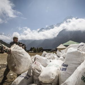 Nepalin armeijan henkilökunta kerää jätesäkkejä Mount Everestiltä 27 toukokuuta 2019. Yhteensä 10 000 kg jätettä ja 4 ruumista löydettiin siivoustalkoissa tuolloin.