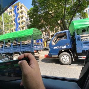 Poliiseja  kuorma-auton lavalla Myanmarissa.