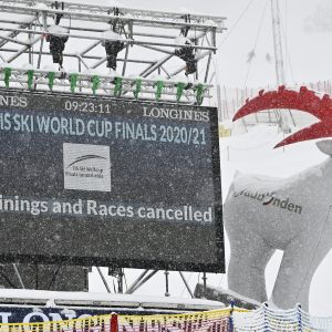 Kova lumisade ja tuuli johtivat alppihiihdon maailmancupin finaalien syöksylaskukilpailujen perumiseen Sveitsin Lenzerheidessa. 