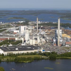 Ilmakuvassa näkyy Billerud Korsnäsin tehdaskompleksi Pietarsaaressa.