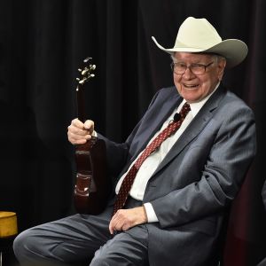 Warren Buffett istuu ukulele kädessään ja stetson päässään valmiina vastaamaan ylesiön kysymyksiin Teksasissa järjestetyssä hyväntekeväisyystapahtumassa 2015.