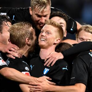 Malmö FF:n pelaajat juhlivat kuvassa