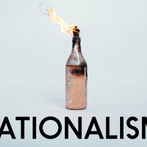 Battlen nationalismikokonaisuuden teemakuva. Kuvassa polttopullo.