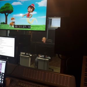Ryhmä Hau -sarjan suomenkielisiä jaksoja jälkiäänitetään Revolver Studiolla. Kuvassa näyttelijä Pihla Pohjolainen.