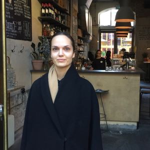 Isabella Eriksson Iabella Eriksson står utanför en restaurang