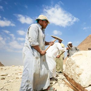 Kaksiosainen dokumentti seuraa Gizan pyramidin arkeologisia tutkimuksia.