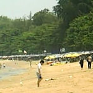 Ihmisiä rannalla Phuketissa Thaimaassa, uutisista 26.12.2004