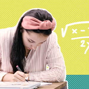 Kuvassa nuori nainen laskee matematiikan tehtäviä.