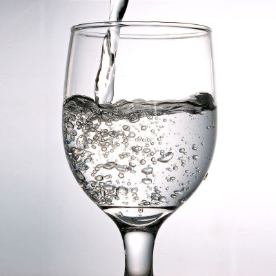 vatten i ett glas