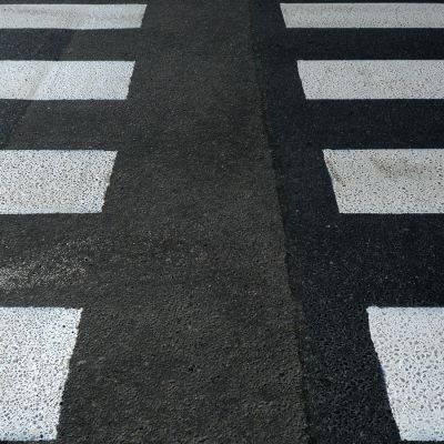 Suojatie jonka keskustaosat on poistettu eli pyötätien jatke