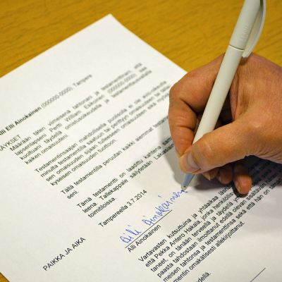 Testamenttilomakkeen allekirjoitus
