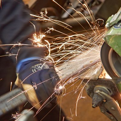 Mies työskentelee metallipajalla.