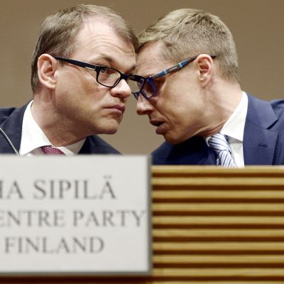 Juha Sipilä ja Alexander Stubb tulosillassa Pikkuparlamentissa Helsingissä.