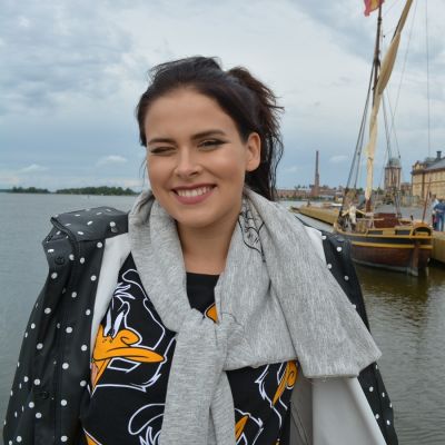 Sara Forsberg Vaasan mainosvideon kuvauksissa.