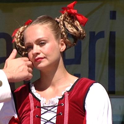 Kaksi tanssijaa Tampereen Teatterikesän avajaisissa