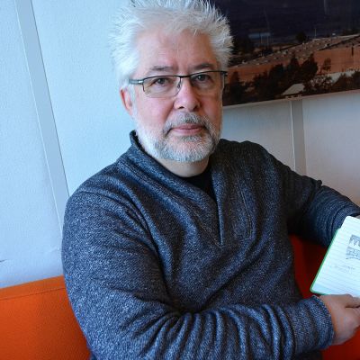 Heraldikko esittelee muistivihkoaan