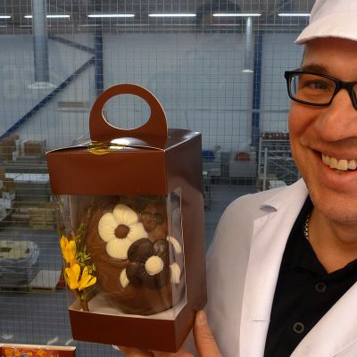 Suklaayrittäjä esittelee pääsiäismunaa