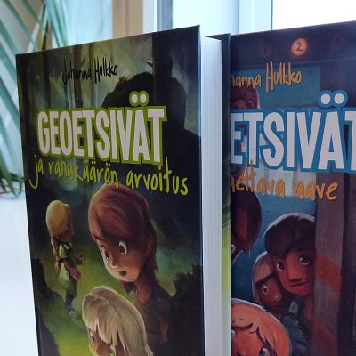 Johanna Hulkon lastenromaanit Geoetsivät ja vaeltava aave sejä Geoetsivät ja rahakätkön arvoitus