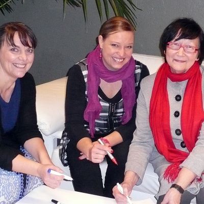 Mari Käki, Outi Lehtonen ja Sointu Lanki istuvat pöydän ääressä