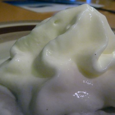 Vaniljajogurttiin on sekoitettu kermaa ja ilokaasua.