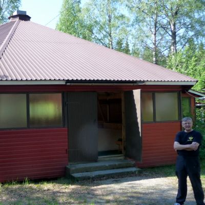 Puuhamies Kalevi Koponen Sivakan lavan edessä.
