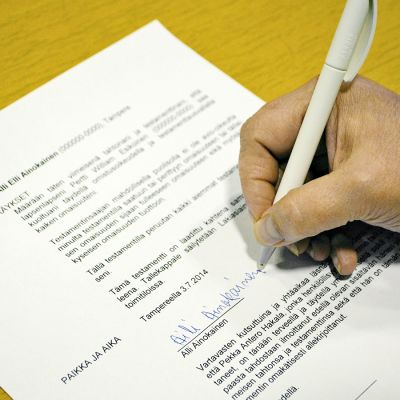 Testamentin allekirjoitus.