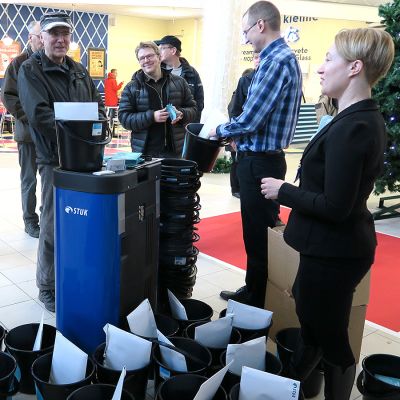 Radonmittauspurkkeja muoviämpärin kera jaettiin kauppakeskuksessa.