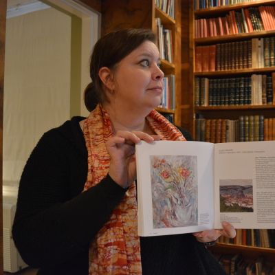 Ellen Thesslefin maalaama kukka-asetelma löytyy myös monista taidekirjoista. Vaasan vt Museotoimenjohtaja Selma Green näyttää tässä yhtä.